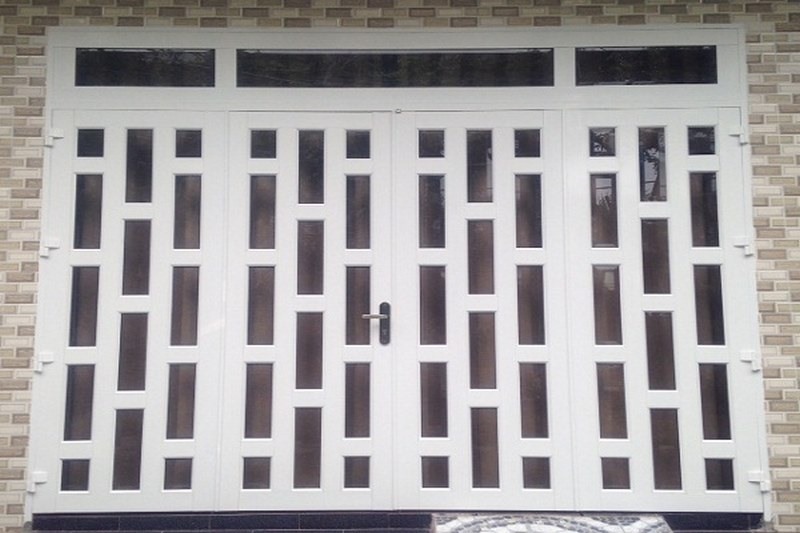 Hình ảnh cửa nhôm 4 cánh chia đố dọc màu trắng