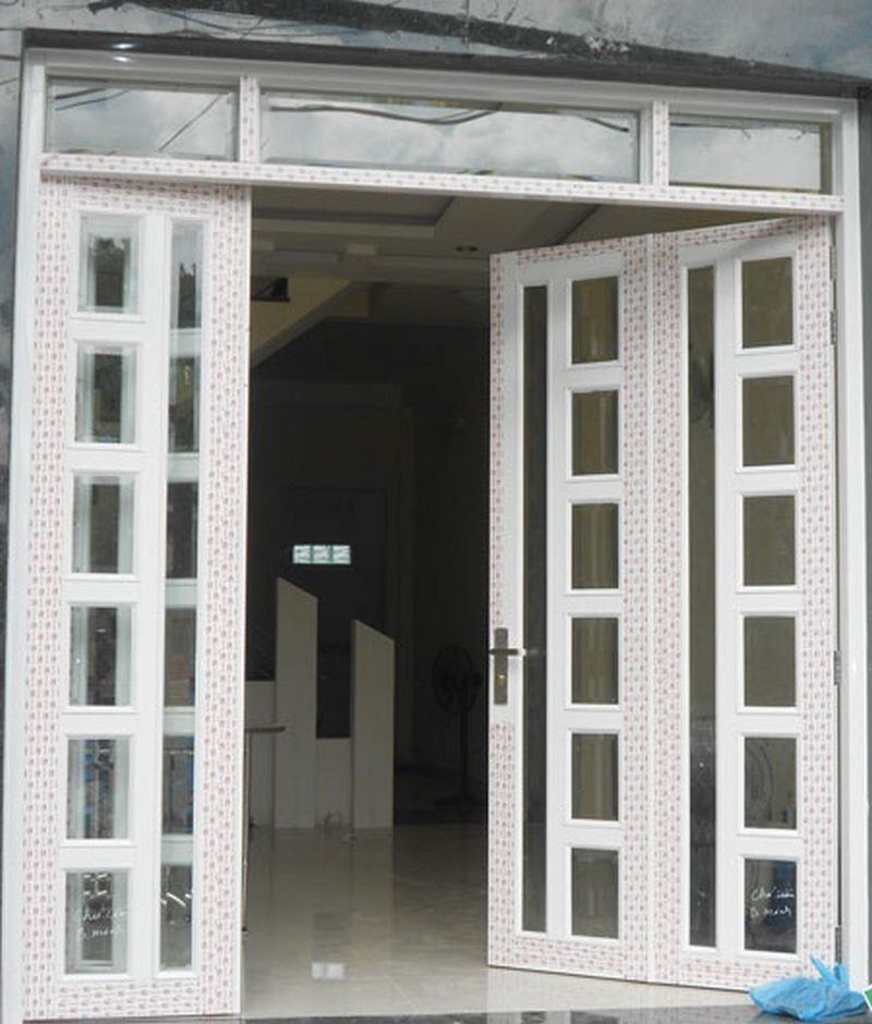 Mẫu cửa nhôm kính 4 cánh lắp đặt cửa chính chia đố dọc