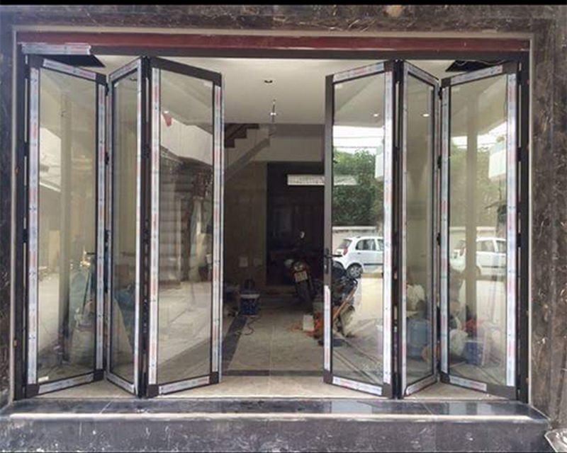 Cửa gấp 4 cánh lắp đặt cho cửa chính