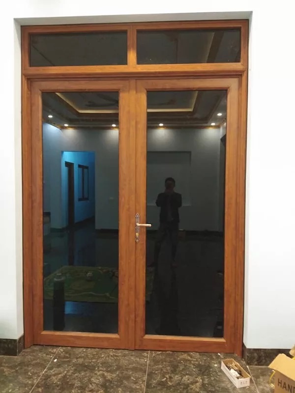 Hình ảnh thực tế mẫu cửa nhôm kính vân gỗ  2 cánh