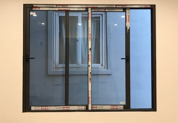 Mẫu cửa lùa nhôm kính 2 cánh màu đen lắp đặt cửa sổ