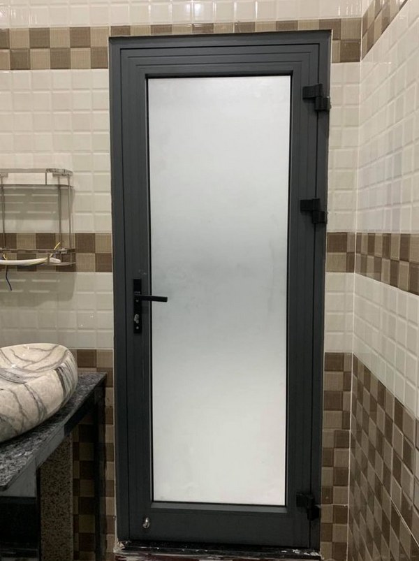 Mẫu cửa nhôm nhà tắm đẹp màu xám kính mờ
