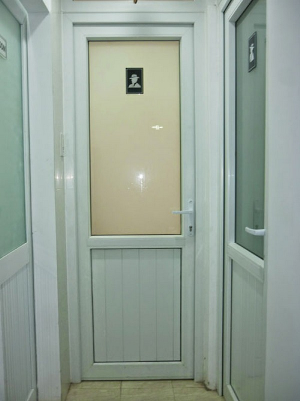 Mẫu cửa nhôm nhà tắm đẹp màu trắng kính mờ